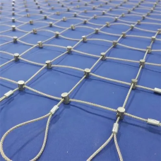 Сетка нержавеющая тросовая со скобочным креплением и квадратной ячейкой Н9 7х7 AISI 304 20х20х1 мм